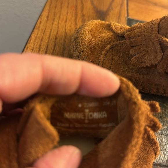 NFS reserve -Minnetonka toddler moccasin size 4 Velcro leather shoe - Picture 2 of 5